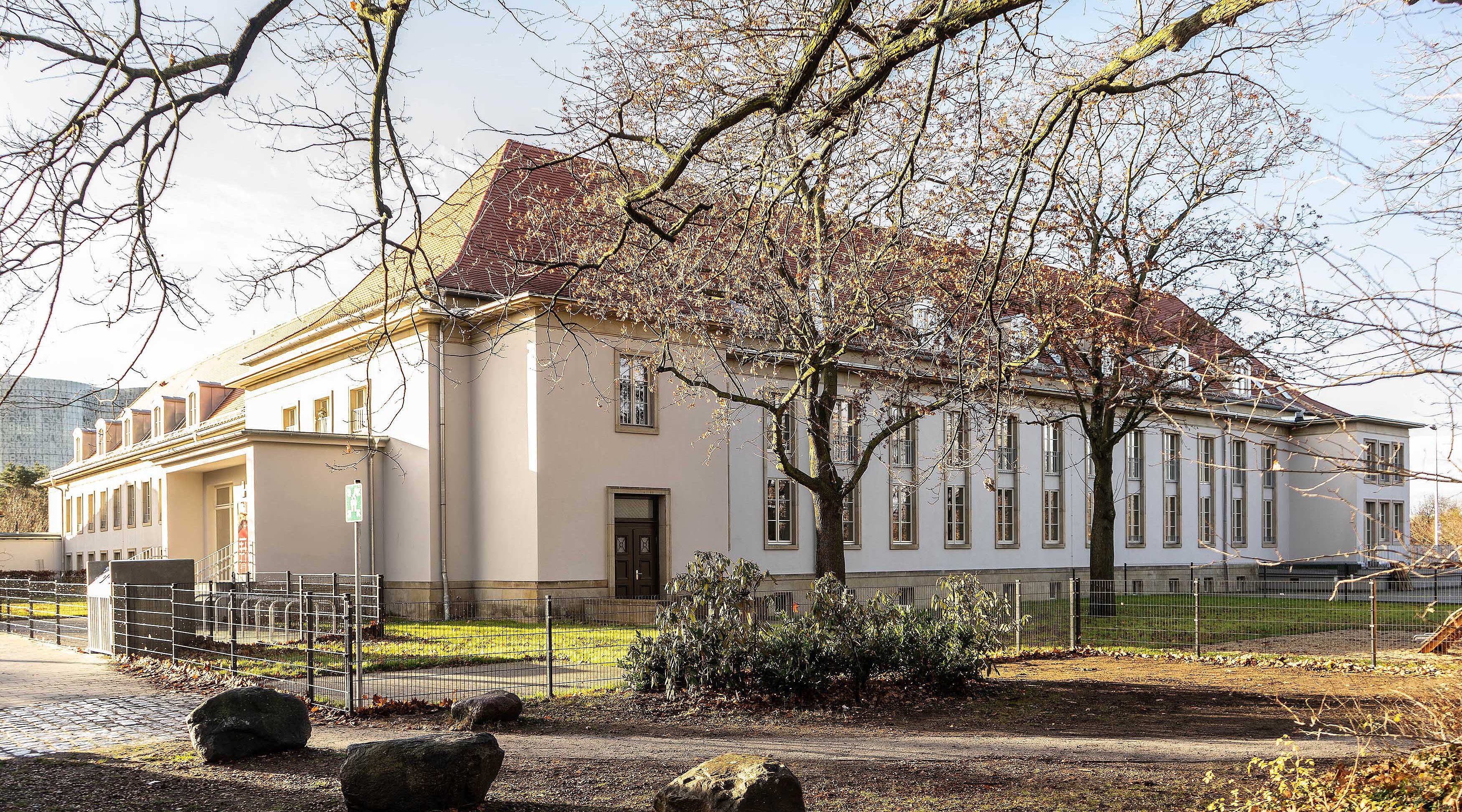 Umbau Haus der Armee zum Wohnhaus mit Kita